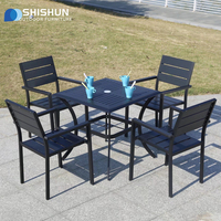 Meubles de jardin en métal pas chers pour l'extérieur, table et chaises en plastique et en bois pour restaurant, ensemble de meubles de patio pour villa, hôtel, complexe hôtelier