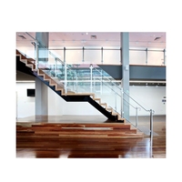 Maison nouvellement construite avec escalier flottant, escalier mural avec échelle, éclairage LED pour marches d'escalier, escalier droit