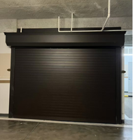 Porte de garage à enroulement automatique en aluminium isolée au design moderne, surface thermiquement finie pour villa résidentielle