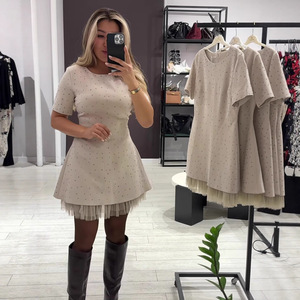 Robe Femme Chic à Col Rond et Manches Courtes, Coupe Ajustée, Bordure Dentelle, Nouvelle Collection Été 2026 – Vente en Gros pour Boutiques - Product Image 3