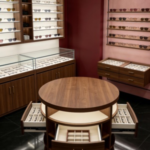 Ensemble de présentoirs de luxe en bois foncé massif pour magasin d'optique avec éclairage LED, table centrale ronde et vitrines incurvées pour centres commerciaux - Product Image 5