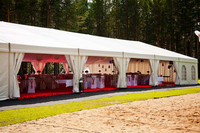 Grande tente de réception de luxe en PVC transparent 40x60 pour mariage et événements avec chaises