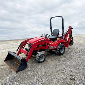 รถแทรกเตอร์ล้อยาง Massey Ferguson GC1720 พร้อมอุปกรณ์ตักดินด้านหน้าและอุปกรณ์ขุดดินด้านหลัง สำหรับเครื่องยนต์ 40 แรงม้า สีแดง มือสอง - Product Image 3