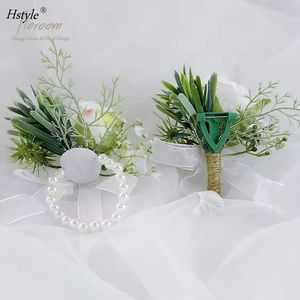 सफेद शादी के फूलों के लिए हेस्टाइल बैंड ब्रेसलेट और पुरुषों के बोटोननियर सेट के लिए सेट किया गया - Product Image 3