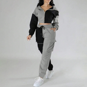 Tuta Sportiva Personalizzata Bicolore per Donne, Felpa Corta con Cappuccio e Pantaloni Cargo, Set Jogger da Donna - Product Image 1