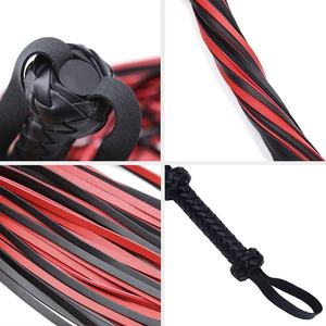 Frusta in Pelle PU di Alta Qualità con Manico Intrecciato e Nappine per BDSM, Bondage, Giochi di Coppia SM - Product Image 3