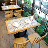 Combinaison table et chaises de restaurant en bois massif de style nordique moderne pour hôtel, restaurant et pâtisserie