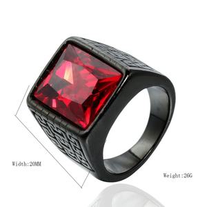 Bague plaquée or, design classique signet avec pierre bleue saphir, détail latéral clé grecque, sertissage biseauté, style moderne audacieux pour homme - Product Image 4