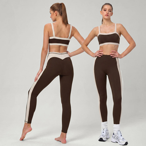 Ensemble de yoga marron avec bordure contrastante, legging taille haute à empiècements latéraux et soutien-gorge à col carré, deux pièces, vêtements de sport anti-humidité pour femme - Product Image 1