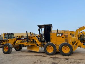 รถเกรดเดอร์ CAT 140H มือสองสภาพดี พร้อมอุปกรณ์ริปเปอร์ เหมาะสำหรับงานก่อสร้างฐานรากทางวิ่ง - Product Image 1