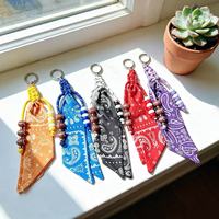 En gros : Breloque de sac perlée style bandana Paisley, breloque de sac bohème western en corde nouée à la main, pendentif de sac perlé thème football pour le jour du match