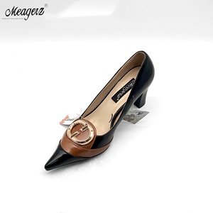 <span class=keywords><strong>Scarpe</strong></span> con <span class=keywords><strong>Tacco</strong></span> Alto Chunky a Punta Eleganti e Confortevoli <span class=keywords><strong>di</strong></span> Alta Qualità per Signore, Disponibili all'Ingrosso - Product Image 3
