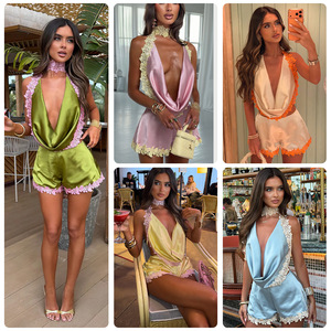 Ensemble deux pièces OEM & ODM au <span class=keywords><strong>design</strong></span> original : Crop top sans manches en satin doux color-block avec col halter profond drapé et short à bordure en dentelle - Product Image 1