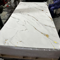 Nouvelles feuilles de marbre en PVC UV haute brillance, résistantes au feu, à design moderne et à styles dorés multiples, pour la décoration intérieure et l'aménagement d'hôtels