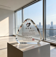 Plaque de récompense triangulaire en cristal avec logo personnalisé gravé en forme de cœur pour souvenir de gratitude