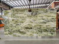 Dalles de marbre vert sauvage irlandais pour revêtements muraux intérieurs de luxe, comptoirs de cuisine et meubles de salle de bain