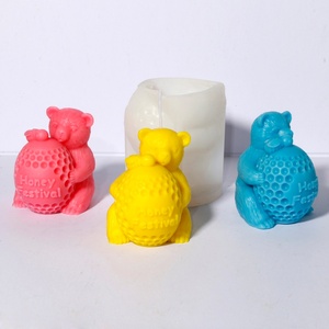 Molde de silicona 3D de abrazo de oso panal de abeja para velas - Molde reutilizable y antiadherente para hacer velas de cera de abeja/pilar DIY - Product Image 2