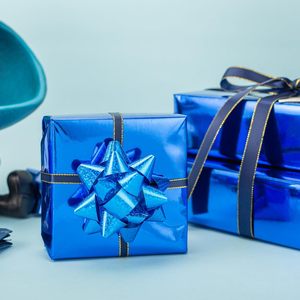 Papel de Regalo Metalizado Homeral en Rollo, Azul Marino, 17 pulgadas x 32.8 pies, Papel Metalizado de una Cara para Envolver Regalos de Cumpleaños y Navidad - Product Image 6