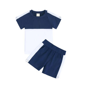 Ensemble t-shirt et pantalon pour enfants Tiny Stars, conçu pour un confort décontracté au quotidien avec une coupe élégante, idéal pour les enfants soucieux des tendances - Product Image 1