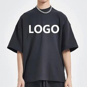 เสื้อยืดโอเวอร์ไซส์สีดำผ้าฝ้ายพิมพ์ลายโลโก้สีขาวด้านหน้า สไตล์สตรีท แขนสั้น คอกลม ทรงพอดีตัวสำหรับผู้ชาย - Product Image 1