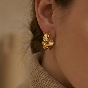 Vintage Gold Plated Huggie Earrings for Women Alloy Hoop Jewelry with Intricate Pattern Design - Product Image 1