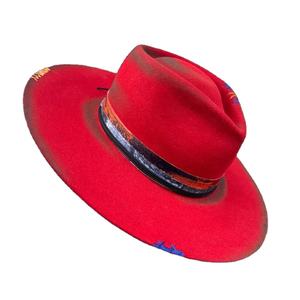 Personnalisé rétro vintage <span class=keywords><strong>rouge</strong></span> large bord rigide Fedora hommes femmes <span class=keywords><strong>chapeau</strong></span> 100% laine feutre <span class=keywords><strong>chapeau</strong></span>, en détresse brûlé à la main <span class=keywords><strong>borsalino</strong></span> chapeaux - Product Image 1
