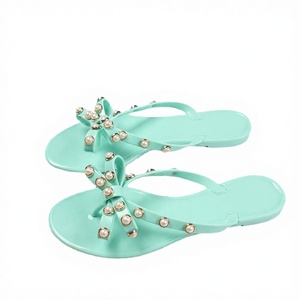 Mini sandales plates vert menthe Helisha avec décoration de nœud en perles, tongs tendance d'été pour femmes - Product Image 3