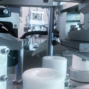 Ligne de production entièrement automatique de cachetage de queue de remplissage d'alimentation de tuyau d'économie d'énergie pilotée par moteur pour les cosmétiques - Product Image 4