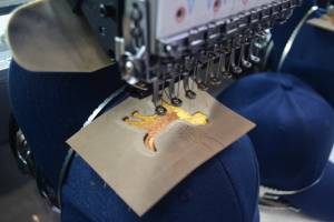 Máquina Bordadora Computarizada de Gorras de 2 Cabezales y 12 Agujas de Grado Industrial de Alta Velocidad Profesional de la Marca HEFENG, 1200 RPM - Product Image 4