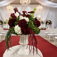 Arrangement de fleurs artificielles en rose rouge bordeaux et blanche, centre de table floral en soie pour la décoration de table de mariage et d'allée d'église