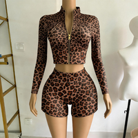 Set 2 potong Jaket dan Celana Pendek Motif Leopard Logo Kustom Trendi 2026, Bahan Spandex Nylon, Pakaian Santai/Gym Musim Panas untuk Wanita, OEM