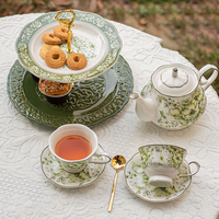 Style de luxe pour hôtel restaurant fête de mariage fleur en relief vaisselle en porcelaine assiette à gâteau décorative support à gâteau à 2 niveaux