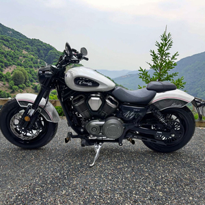 Popolare negozio di motociclette usate specializzato in motocicli retrò, streebike, benzina, 450cc due cilindri sportivi - Product Image 1