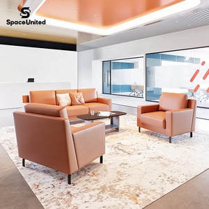 Sofá Comercial Moderno <span class=keywords><strong>de</strong></span> 3 Plazas SpaceUnited, Tapizado en Cuero, Sofá para Recepción o Sala <span class=keywords><strong>de</strong></span> Espera <span class=keywords><strong>con</strong></span> Patas Negras para Oficina o Vestíbulo - Product Image 1