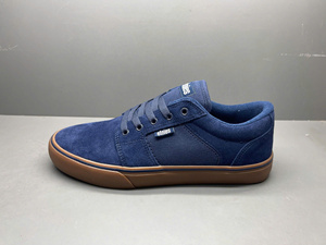 Fabricante Vietnamita de Zapatos Casuales Clásicos para Hombre, Parte Superior de Cuero Dividido, Entresuela de PU, Suela de Goma, Zapatillas Deportivas OEM - Product Image 4