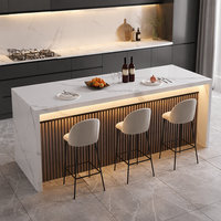 Îlot de cuisine en pierre frittée veinée de marbre blanc, panneau cannelé en bois, éclairage LED d'ambiance, évier et charnières pour cuisine et salle à manger modernes