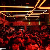 Lumières de scène colorées contrôlables DMX Éclairage triangulaire à tube cinétique Orbisfly LED utilisé dans le club de disco de bar de concert en direct