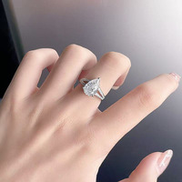 Anello di Lusso con Diamante Sintetico a Goccia, Taglio a Pera, in Platino PT950, Gioiello Raffinato per Fidanzamento e Matrimonio