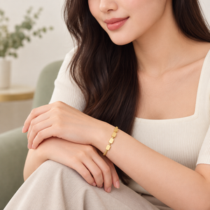 Brazalete Curvo Minimalista de Acero Inoxidable Dorado con Cinco Bloques Redondeados, Chapado al Vacío en Oro de 14K - Product Image 5
