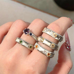 Anillo Vintage Exquisito de Plata Pura S925 con Patrón Tejido, Tallado en Oro, Acabado Cepillado, Diseño de Copo de Nieve Arcoíris, Ajustable, con Incrustaciones de Concha - Product Image 1