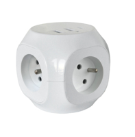 Prise de courant française NF type cube 3 voies, 16A 230V~ avec protection enfant et interrupteur lumineux, puissance maximale 20W
