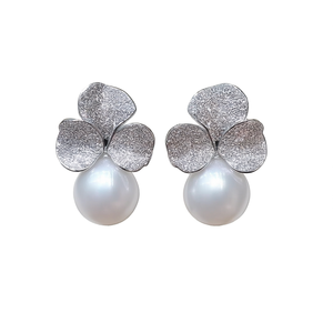 Orecchini a lobo con fiore in oro bianco e perle finte incastonate a castone, per donna, gioielli classici alla moda per feste, in lega placcata argento - Product Image 1