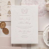 Suite d'invitations de mariage de luxe en papier texturé bleu ivoire à motifs floraux sauvages, avec enveloppe, ruban et impression personnalisée en feuille d'or gaufrée