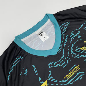 Camiseta de Fútbol Personalizada por Sublimación, Transpirable, Manga Corta, Retro, Negra, Cuello en V - Product Image 4