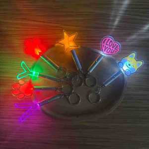 Llavero acrílico luminoso con diseño de estrella y pata, accesorio portátil para conciertos, llavero colorido, barra de luz electrónica - Product Image 2