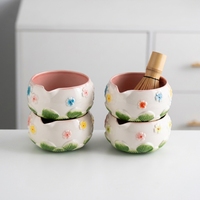 Ensemble de thé Matcha complet avec bol à thé Matcha à bec verseur, peint à la main et embossé motif fleur de cerisier, fouet Chasen et support pour fouet