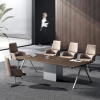 Table de conférence modulaire de luxe avec plateau au toucher soyeux, pieds trépieds argentés et prise électrique pour un ensemble complet de salle de réunion