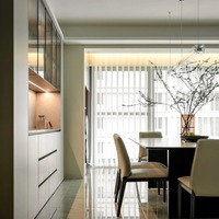 Buffet de salle à manger moderne et minimaliste en bois avec éclairage LED intégré, vitrine en verre, design modulaire sans poignées