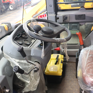 Chargeuse compacte sur pneus 4x4 920 de 2 tonnes, diesel, avec cabine fermée en option et fourche grappin pour travaux agricoles - Product Image 4
