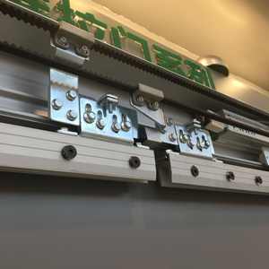 <span class=keywords><strong>Porte</strong></span> coulissante automatique en aluminium à double ouverture <span class=keywords><strong>de</strong></span> conception moderne avec moteur AC pour garages et supermarchés – Vente en gros - Product Image 3